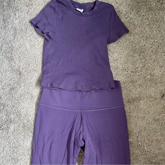 Aritzia - TNA Matching Leggings and Ribbed Tshirt - Picture 1 of 4